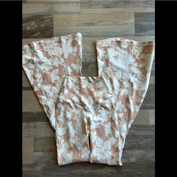 Aerie white and beige floral offline flare leggings - Picture 7 of 8